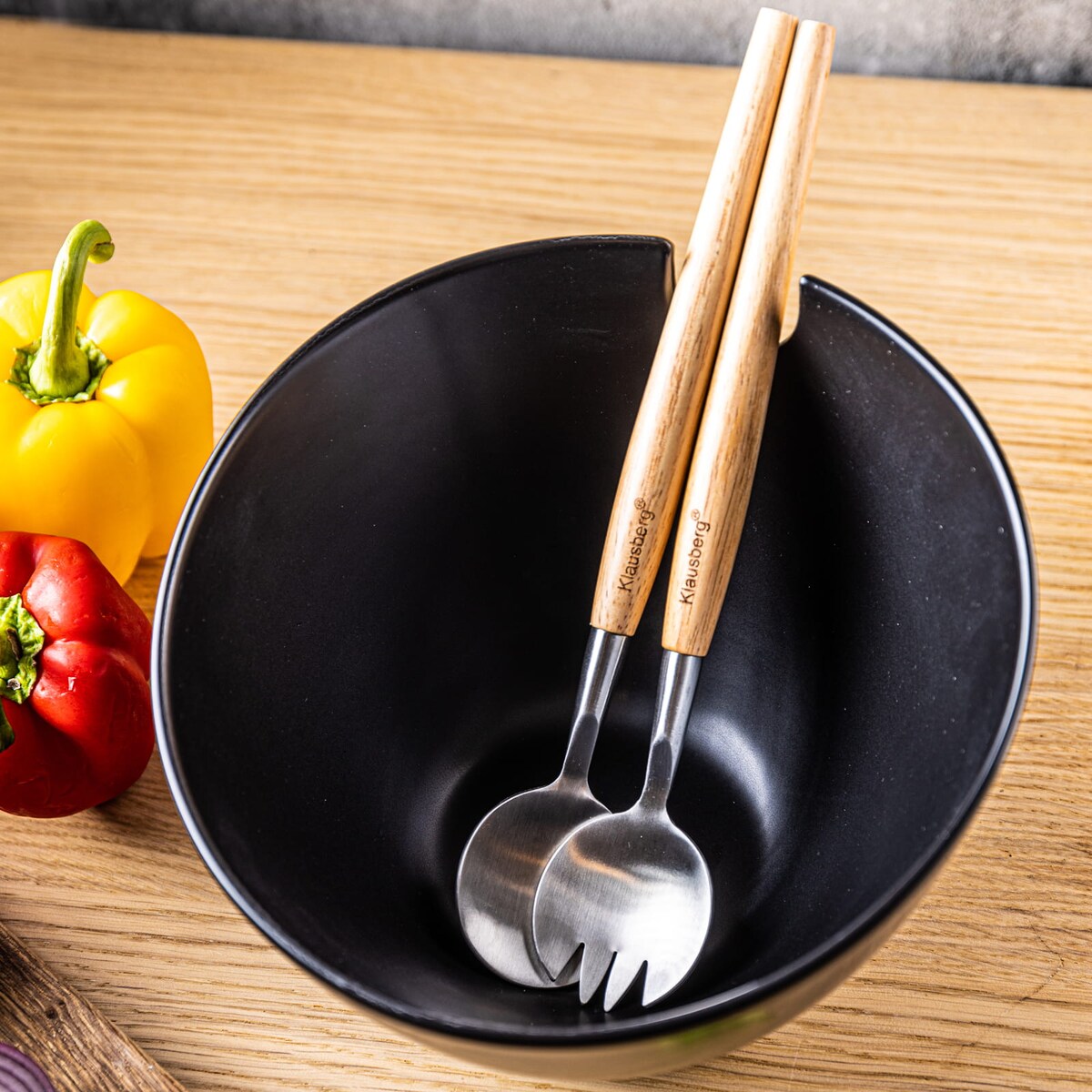 Porcelanowa misa czarna 23cm do sałatek z łyżkami KLAUSBERG