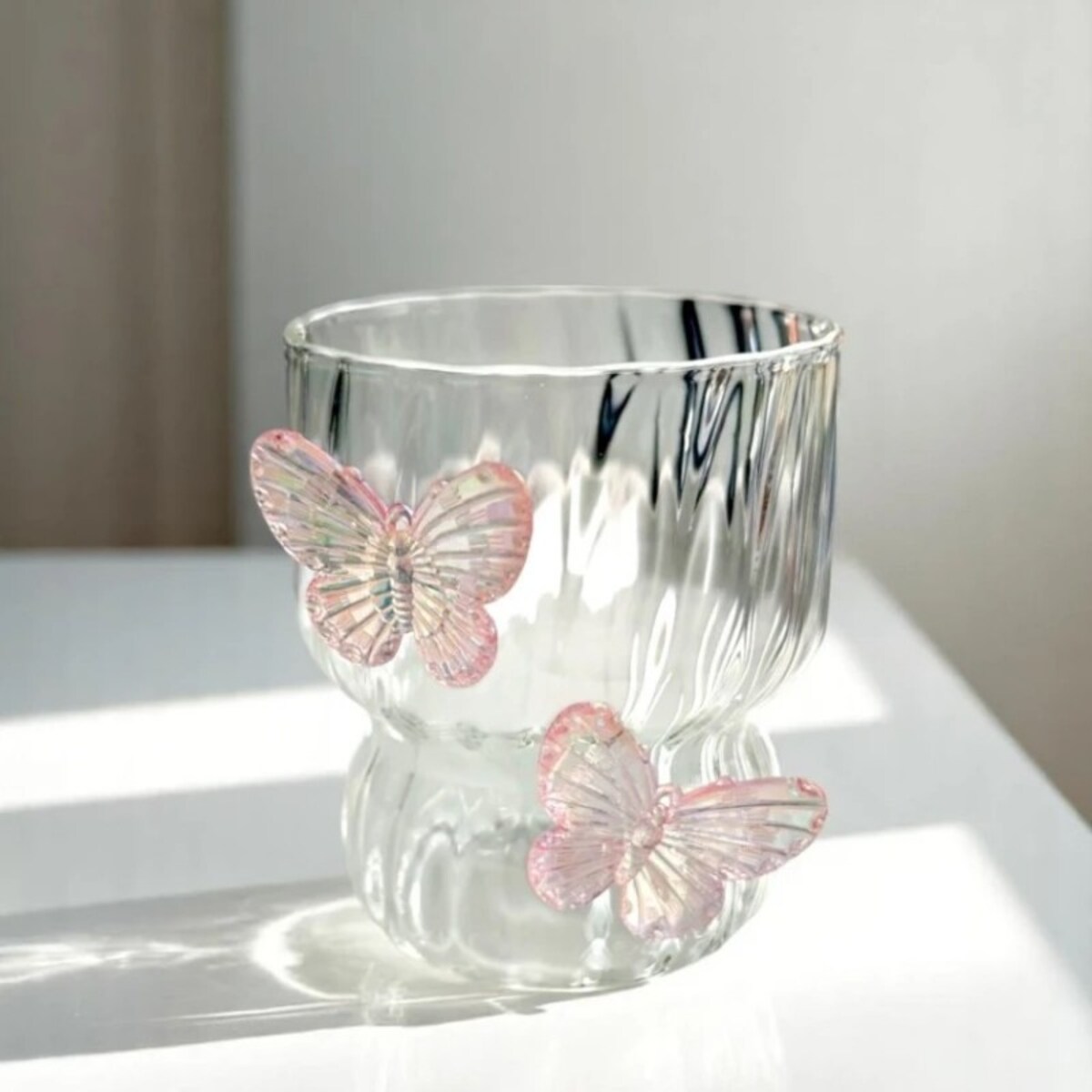 Szklanka ryflowana, z falowanymi ściankami, MOTYLKI róż 260 ml 1szt SZK161