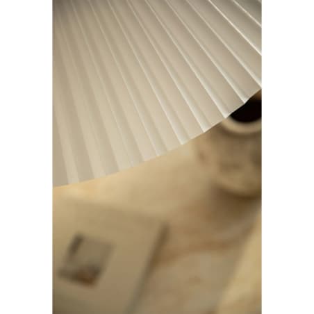 Lampa wisząca ze złotego metalu i tkaniny, biała Plisse Ø57,5 cm