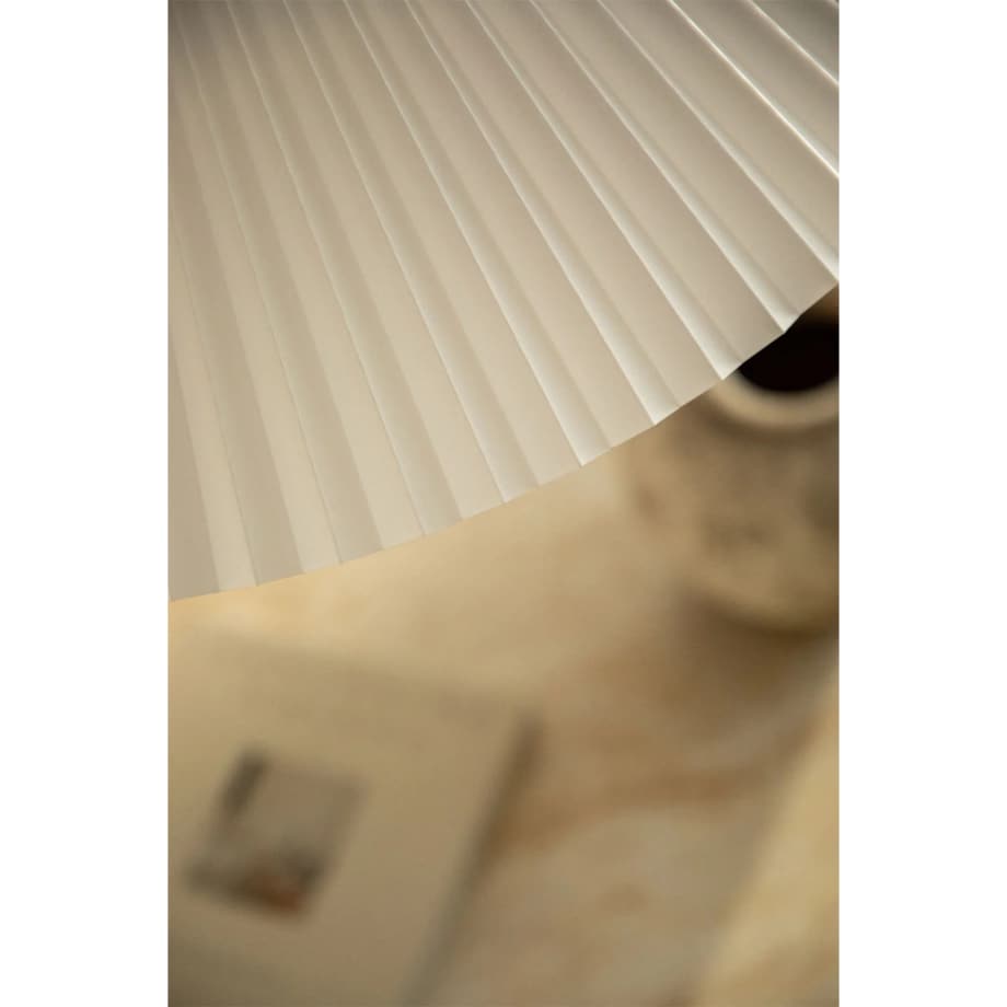 Lampa wisząca ze złotego metalu i tkaniny, biała Plisse Ø57,5 cm