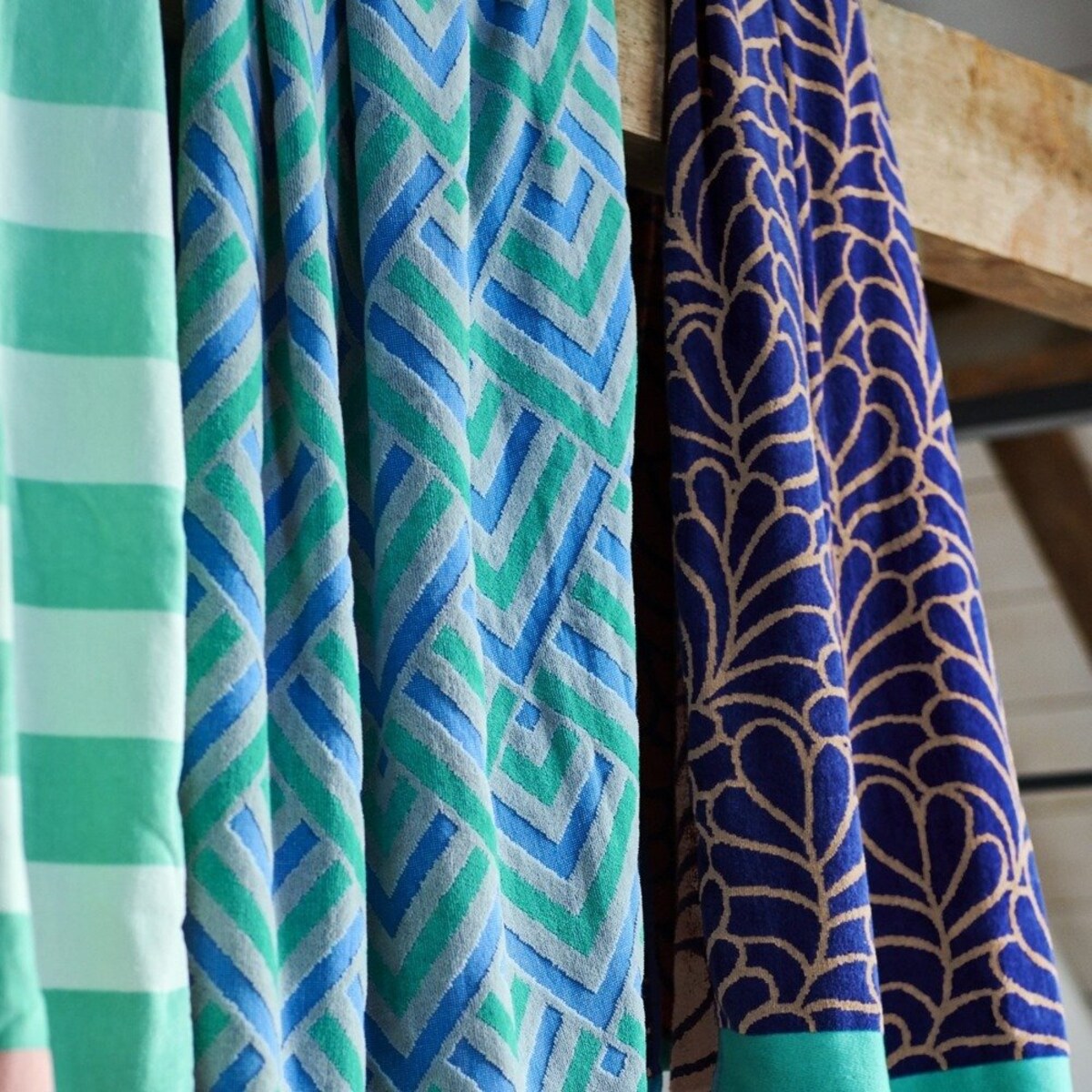 Ekskluzywny ręcznik plażowy w geometryczne wzory, kolorowy ręcznik, duży ręcznik luksusowy, ręcznik z weluru, Esprit, 100 x 180 cm