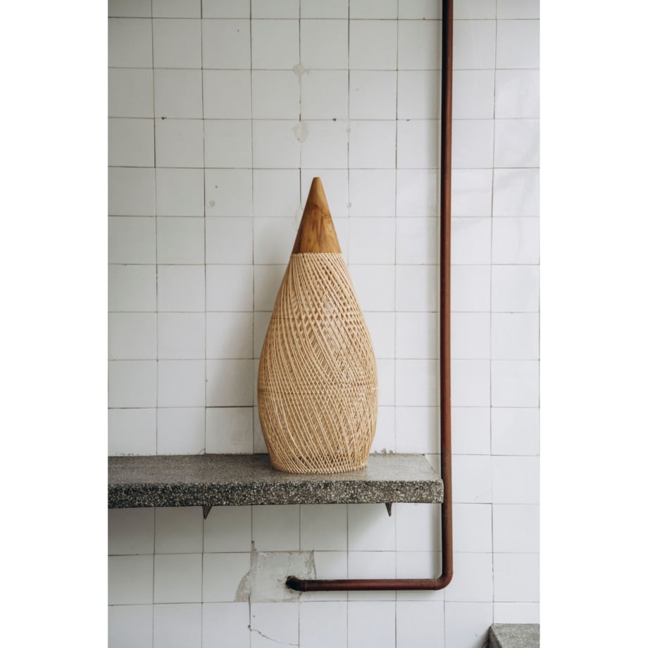 Rattanowa lampa z drewnem teakowym CONE w rozmiarze S - naturalna