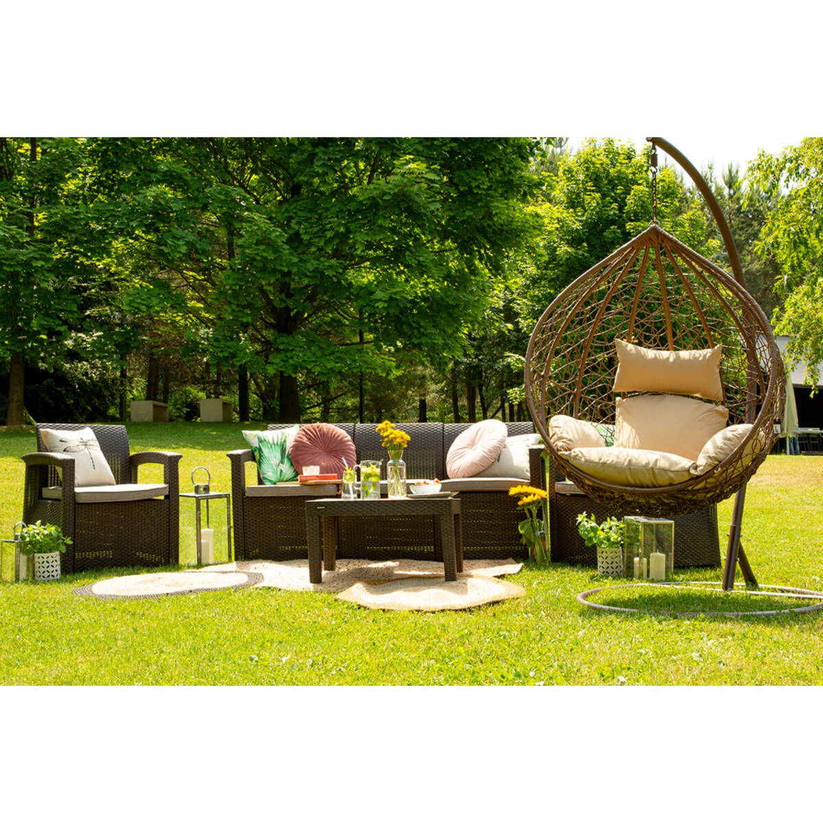 KONSIMO CULLUS Wiszący fotel kokon z technorattanu i pokrowcem, brązowy