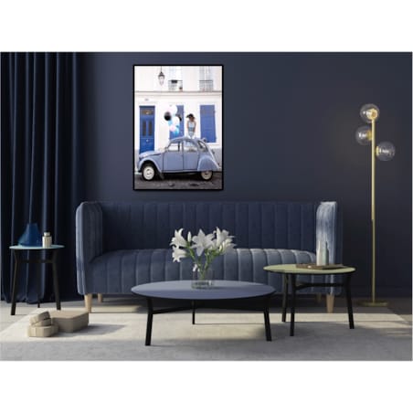 Poster Story, Plakat, Obraz - Kobieta z Balonami i Niebieski Samochód No1, wymiary 50 x 70 cm