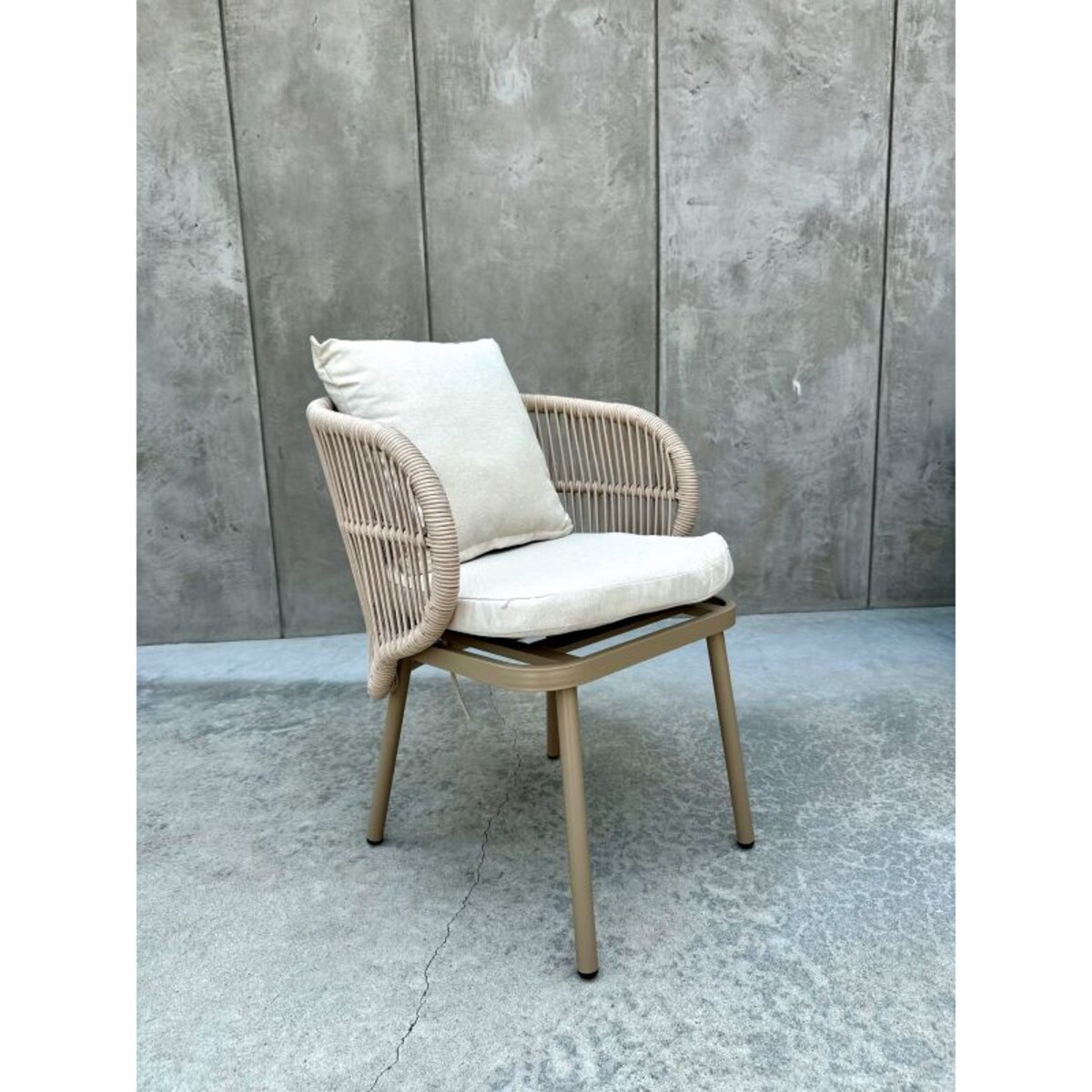 ALUMINIOWY FOTEL AZZURA W KOLORZE SZAMPAŃSKIM