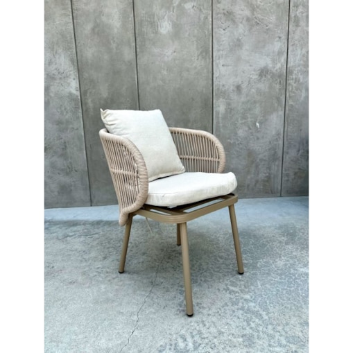 ALUMINIOWY FOTEL AZZURA W KOLORZE SZAMPAŃSKIM