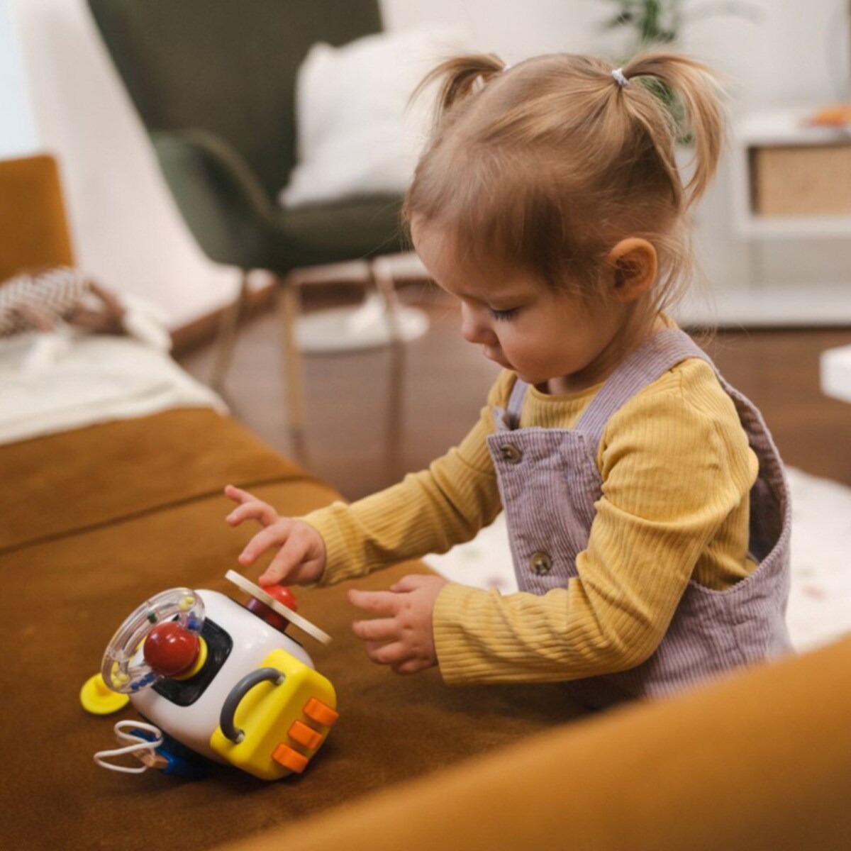 Tablica manipulacyjna dla dzieci z kostką i doczepianymi elementami 12 mies.+ Top Bright