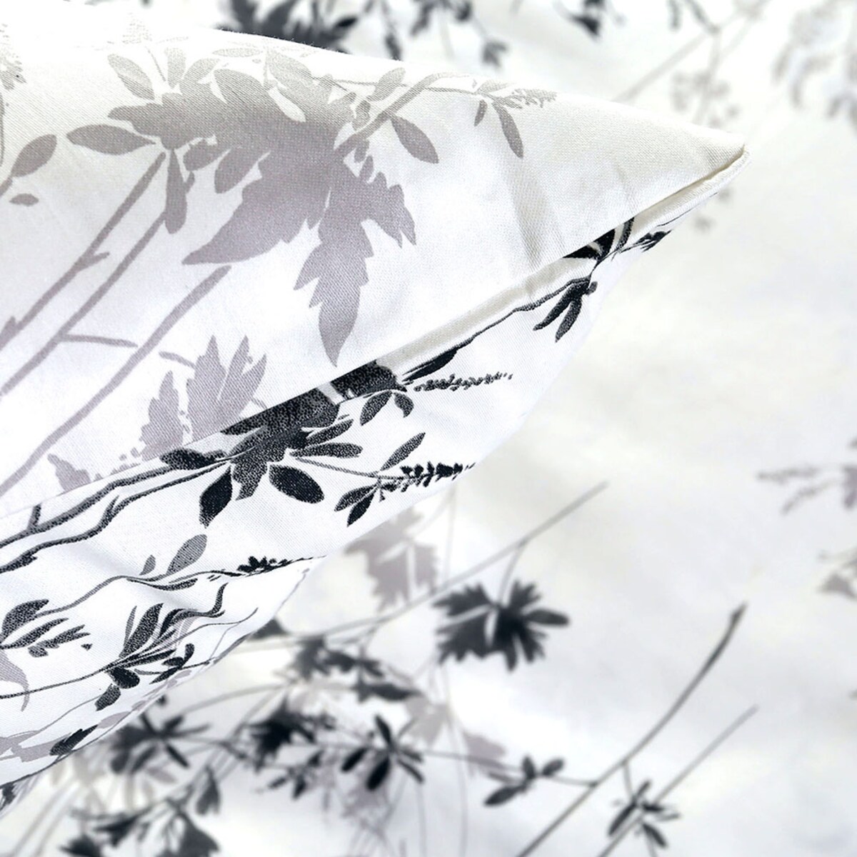 Pościel satyna bawełniana 180x200 Noira biała z czarnym i szarym botanicznym wzorem, Satynlove