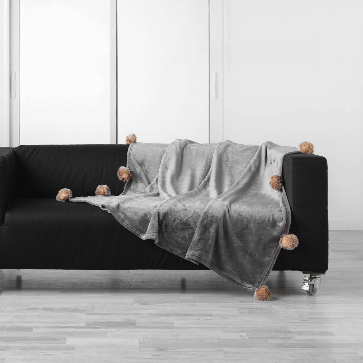 Miękki koc futrzak SNOWY z pomponami, 125 x 150 cm