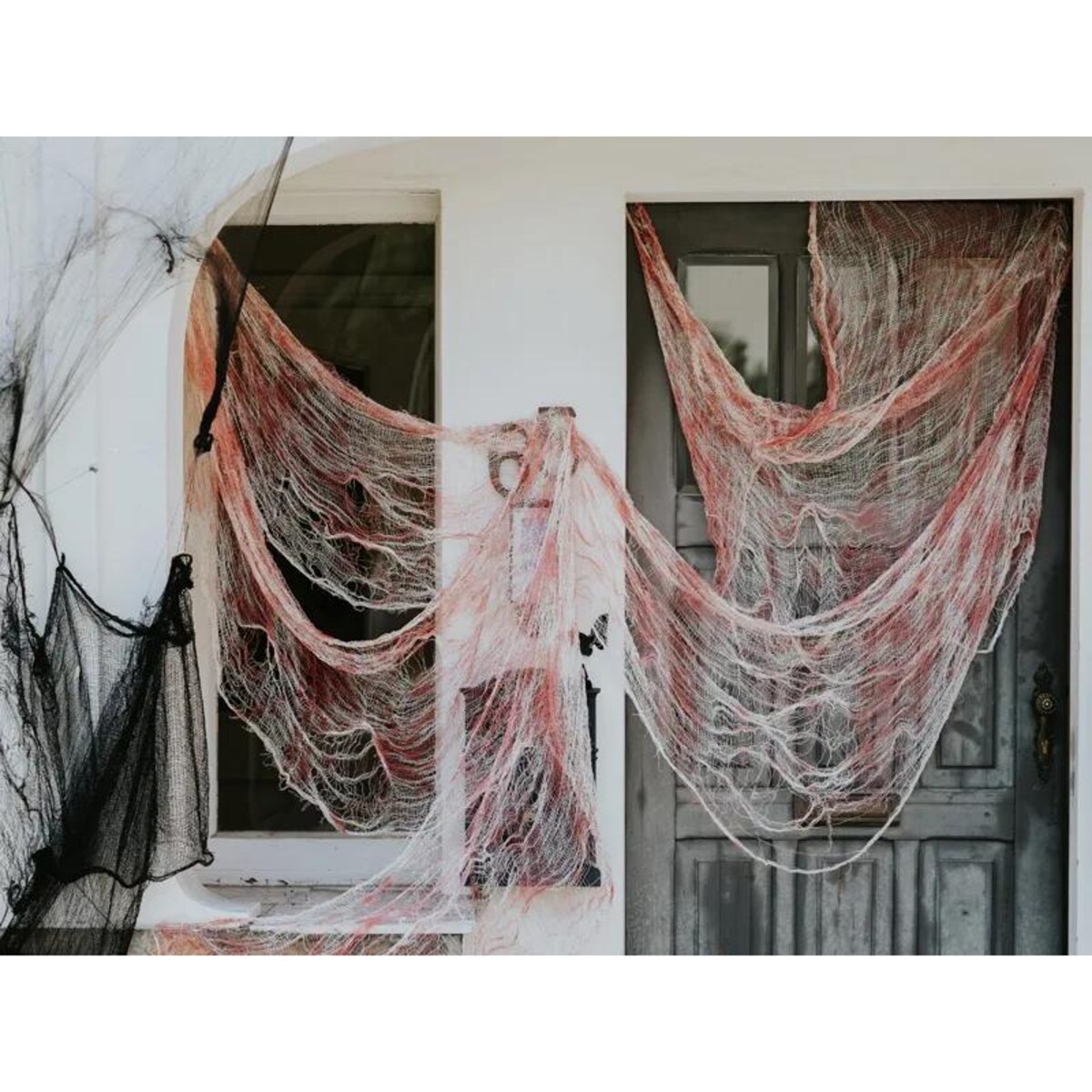 Materiał dekoracyjny z plamami krwi, biały, 0.72x9.8m