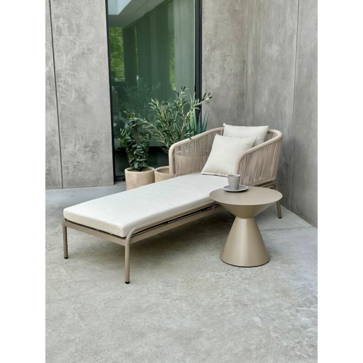 ALUMINIOWY LEŻAK NAZARIO W KOLORZE SZAMPAŃSKIM