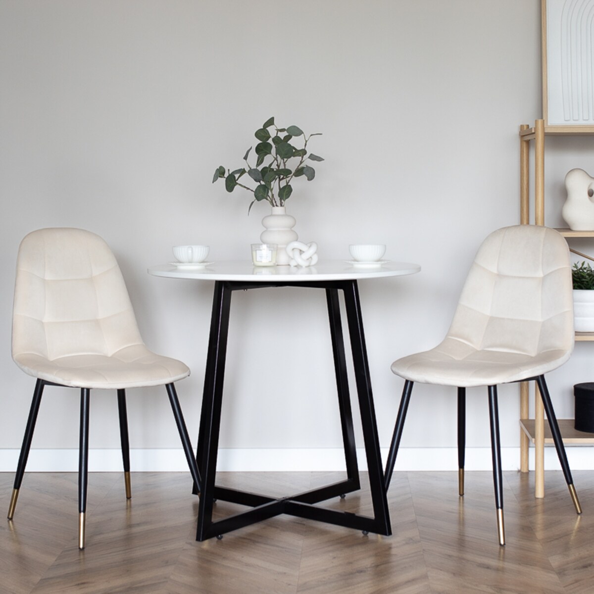 Krzesło tapicerowane welurowe pikowane beżowe złote nogi