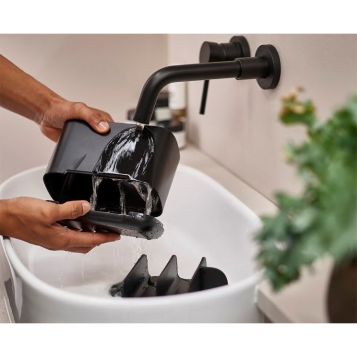 Pojemnik na szczoteczki L (czarny) EasyStore Joseph Joseph