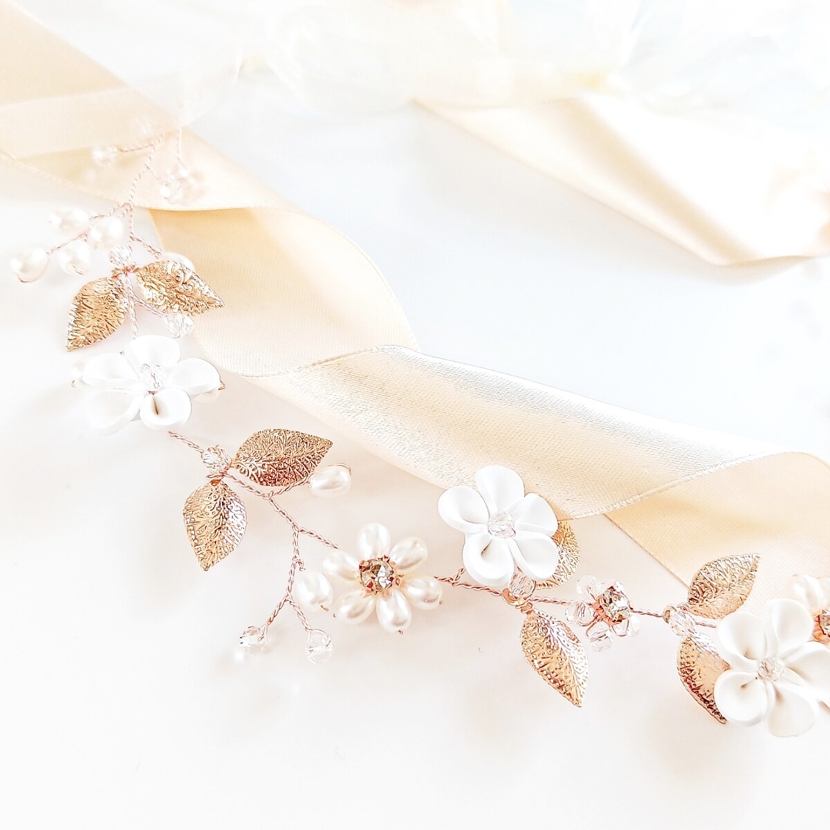 Wianek rose gold z kwiatami listkami perełkami delikatny przyjęcie wesele