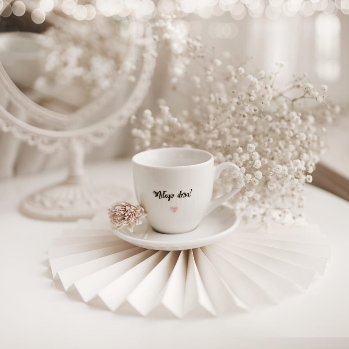 Biała filiżanka porcelanowa do espresso 100 ml ze spodkiem - napis Miłego dnia dla miłośników kawy na każdą okazję