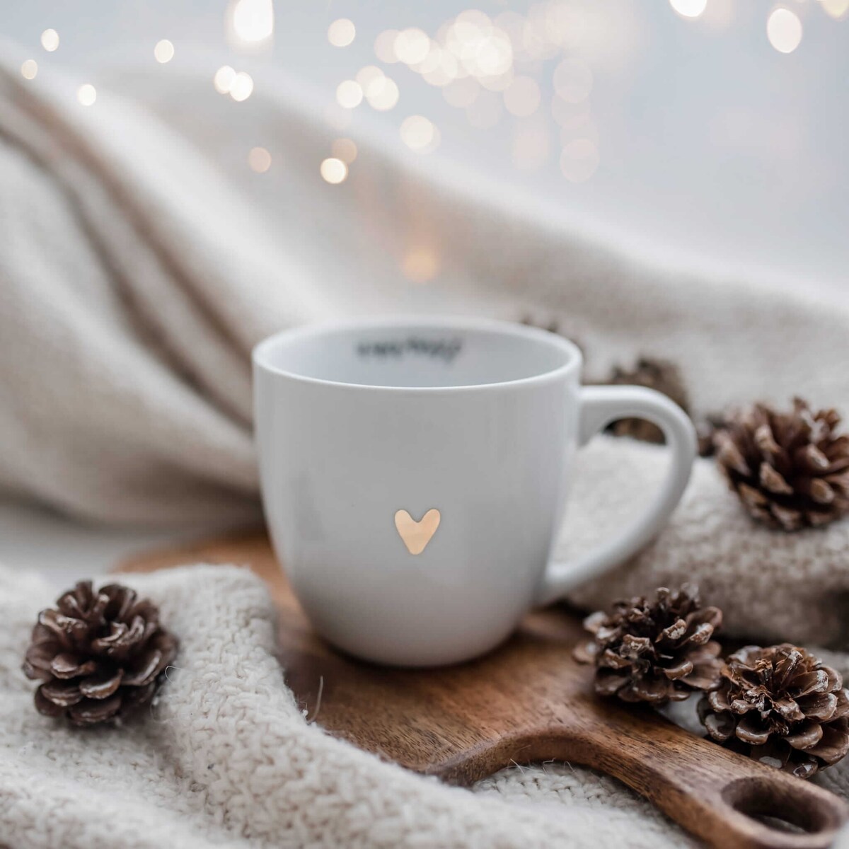 Biały kubek porcelanowy 300 ml „Uważność" ze złotym sercem - prezent na urodziny dla bliskiej osoby, mamy, przyjaciółki