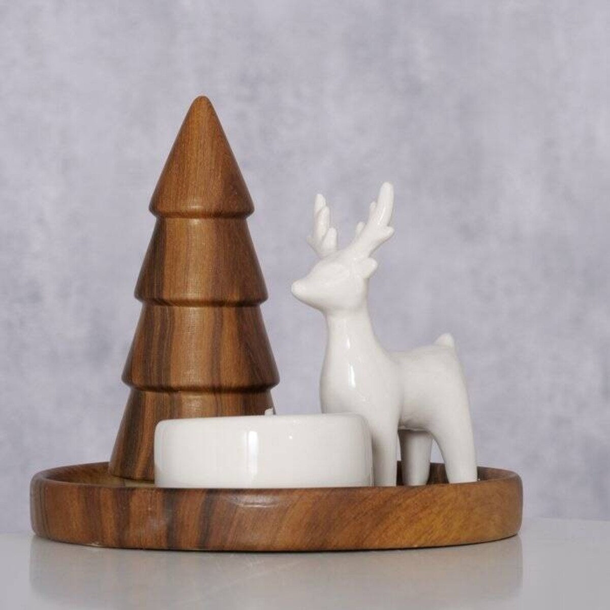 Świecznik kamienny z figurkami