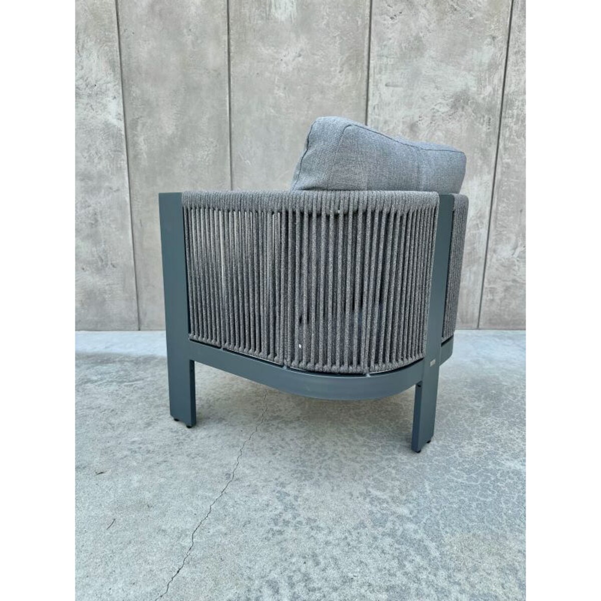 ALUMINIOWY FOTEL LEONE W KOLORZE SZARYM