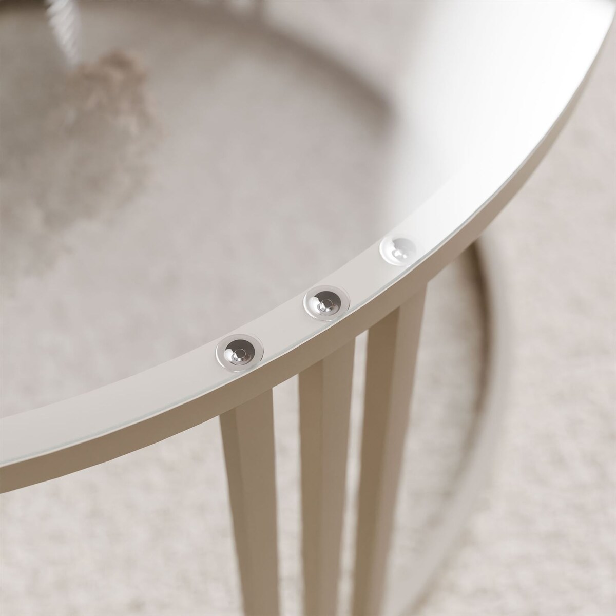 Okrągły stolik kawowy LORI GLASS na kaszmirowym stelażu, blat przezroczyste szkło