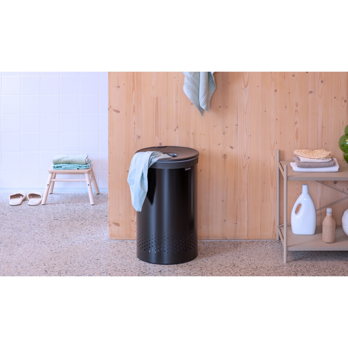 Kosz na bieliznę 60 l z pokrywą czarny mat 242380