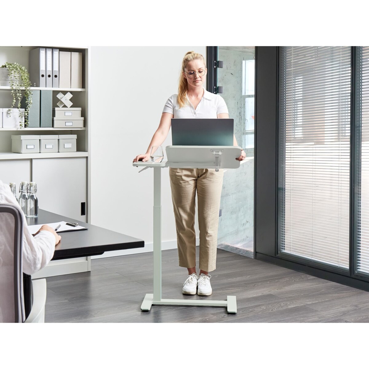 Regulowany stolik pod laptopa 70 x 40 cm jasnozielony SCHOLA