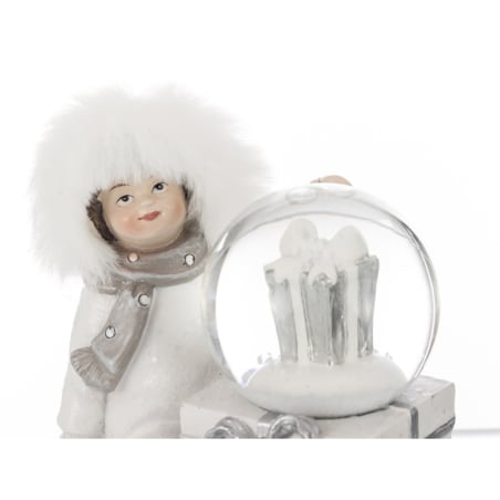 Dekoracja - dziecko na sankach ze szklaną kulą 10,5x10,5x6,5 cm