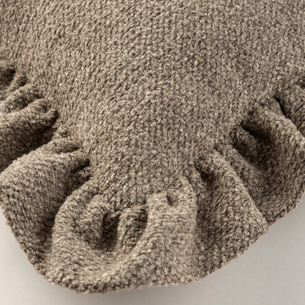 Poszewka Paula z falbaną 45x45 ciemnobeżowy melanż