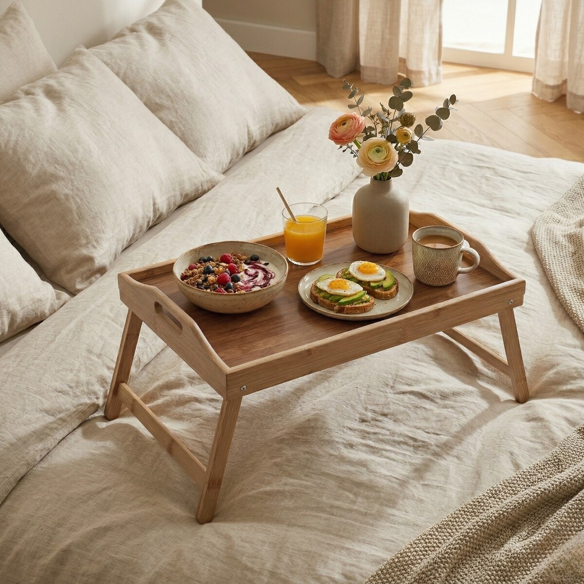 Bambusowa taca śniadaniowa z rozkładanymi nóżkami LENTO, 54 x 30 x 24 cm