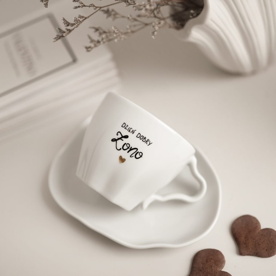 Biała Asymetryczna Filiżanka Porcelanowa ze Spodkiem 200 ml - Napis Dzień Dobry Żono ze Złotym Sercem dla Żony na Rocznicę Ślubu