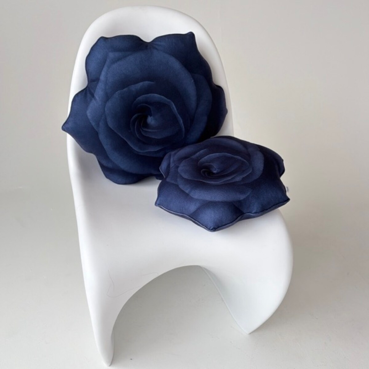 Poduszka kwiat czarna Róża duża