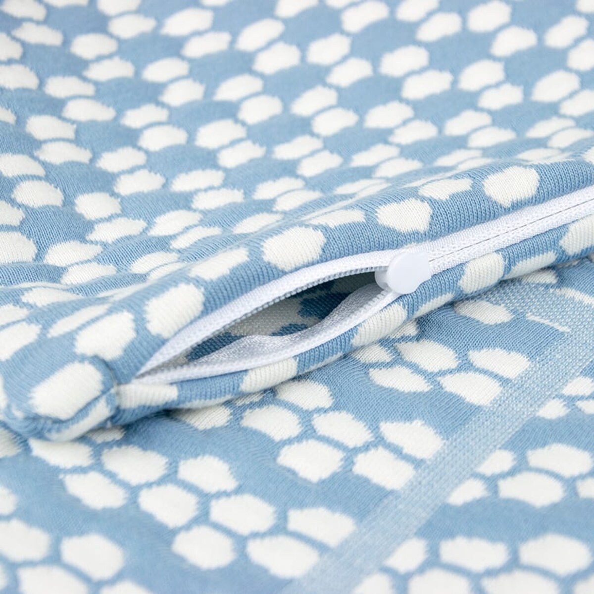 Poszewka na poduszkę 40x40 błękitna w biały wzór, zamek