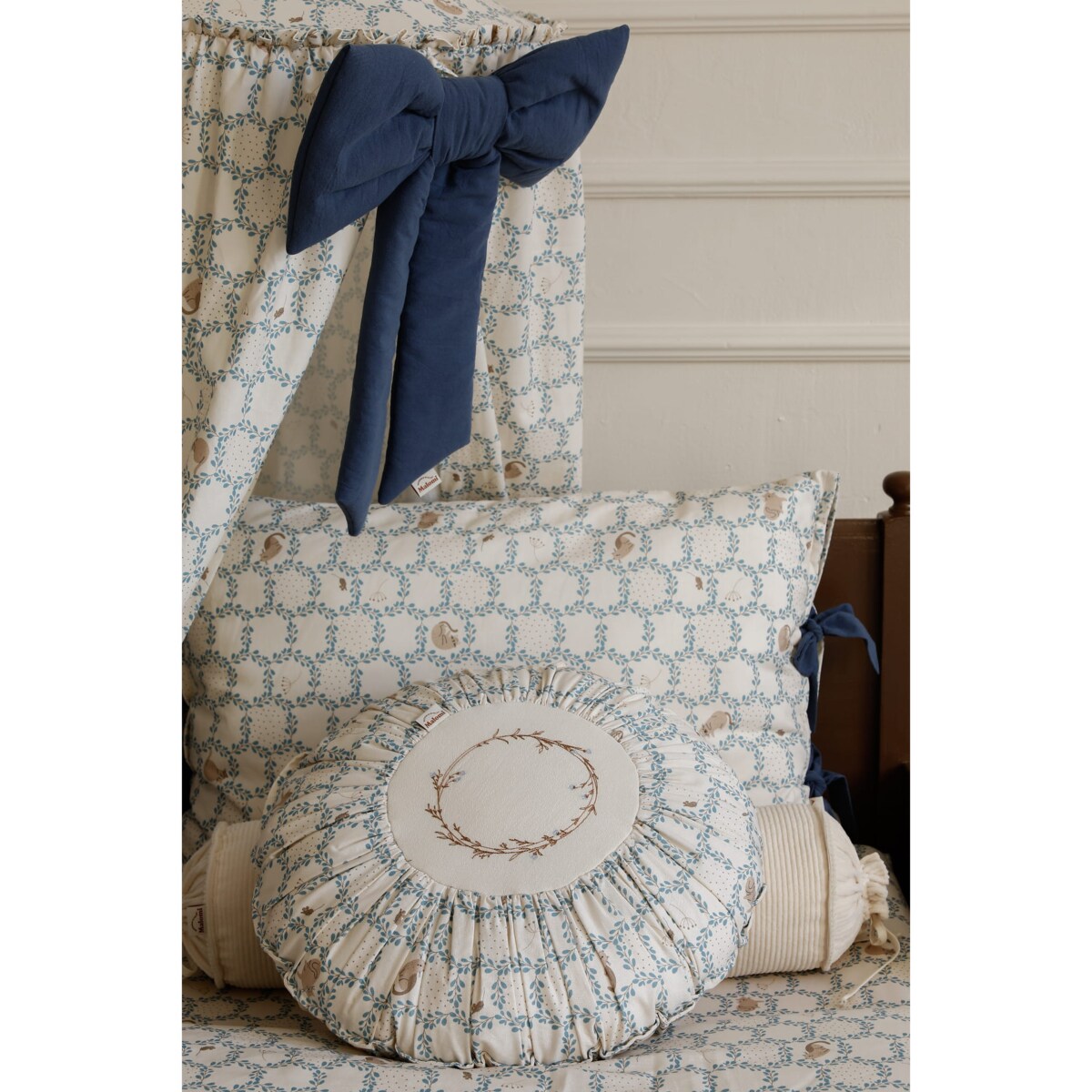 Poduszka dekoracyjna okrągła z haftem Blue Cottage