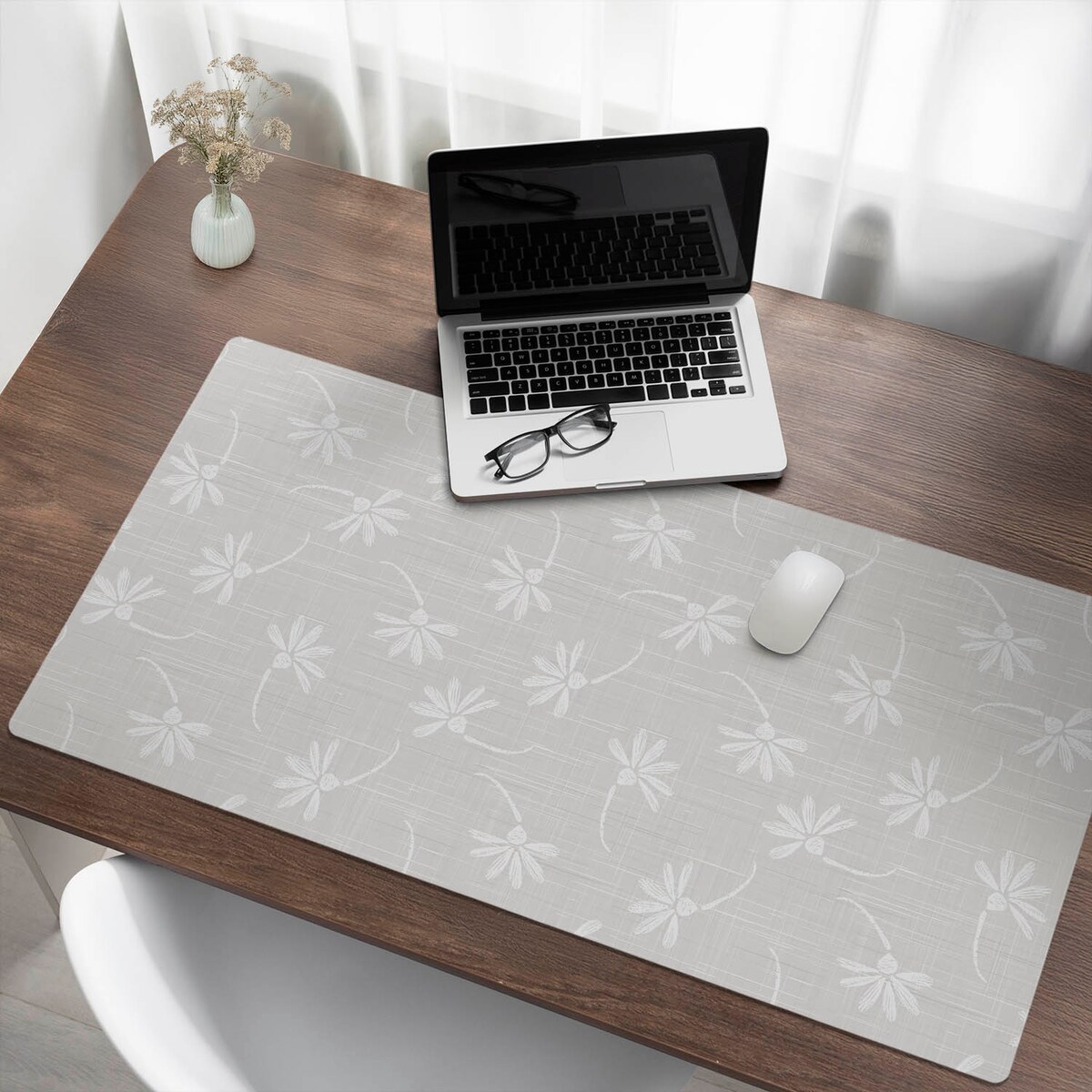 Szara mata na biurko Kwiatowy wzór na tkaninie, 120x60 cm