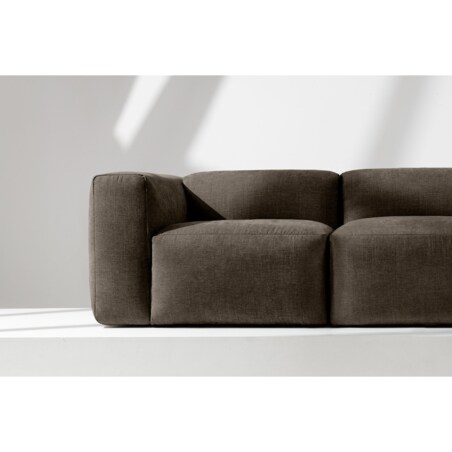 KONSIMO BUFFO 3-osobowa sofa z wyjątkowo miękkim i wygodnym siedziskiem, kolor brązowy