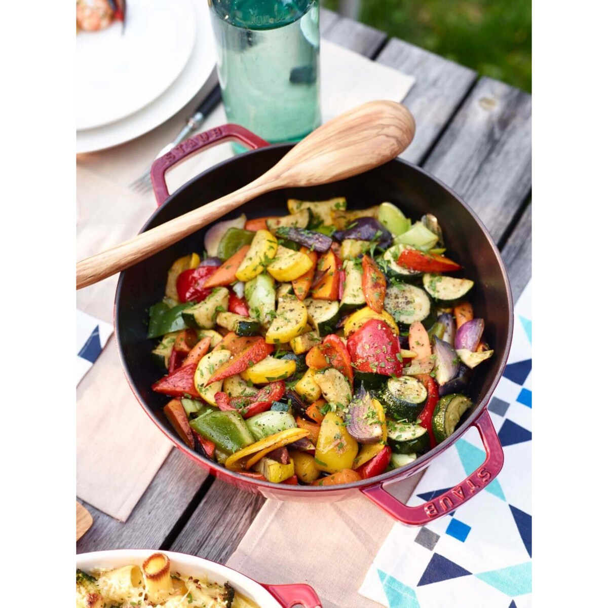 STAUB Żeliwna patelnia do duszenia z pokrywką 28 cm, czerwony