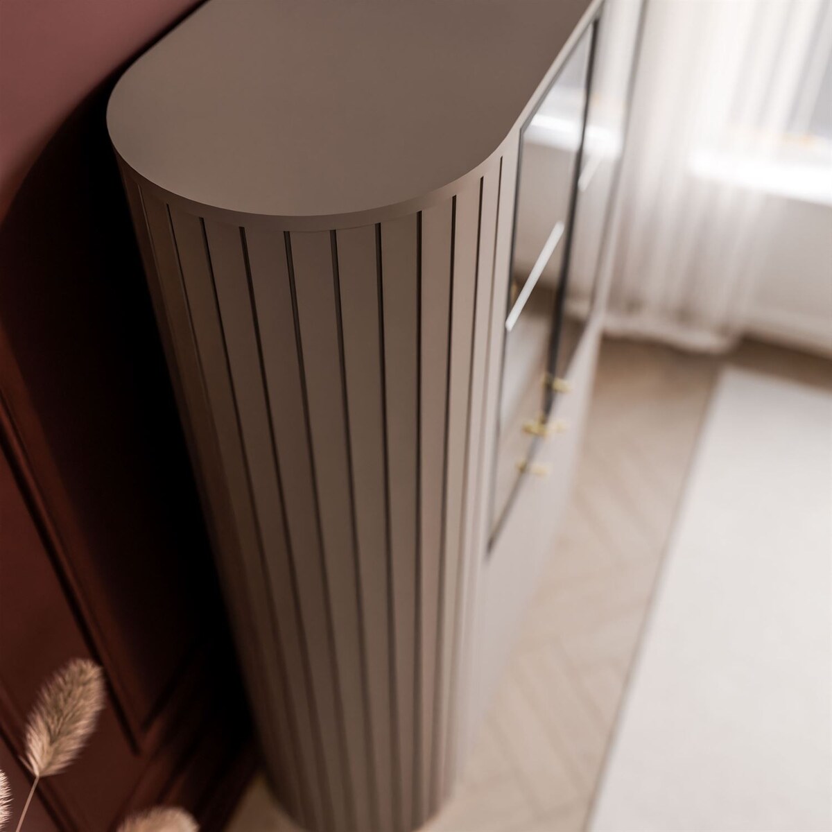 Witryna ELODIE II z oświetleniem LED, kaszmir / nóżki i uchwyty złoty chrom