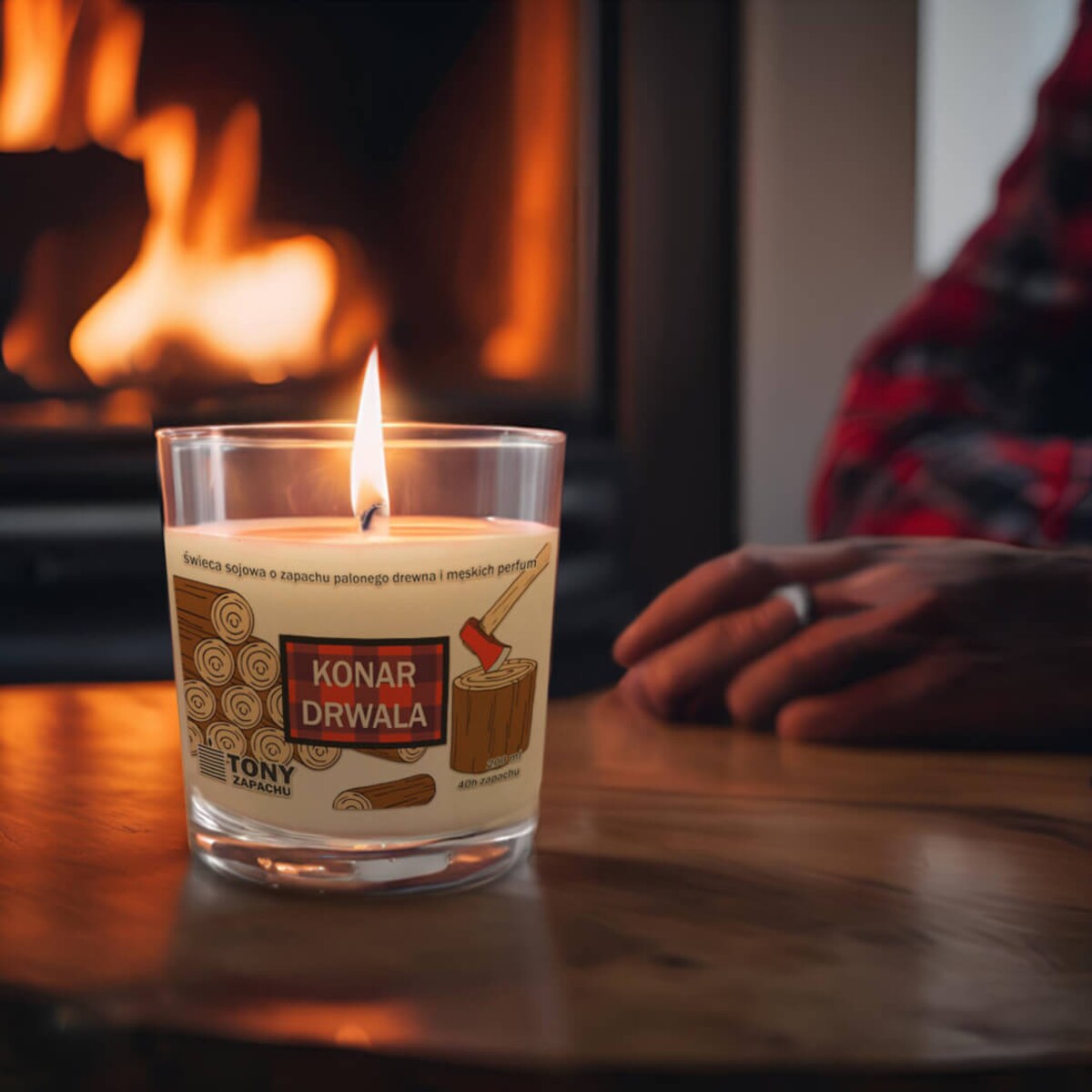 Naturalna świeca sojowa zapachowa "KONAR DRWALA". Oryginalny prezent, upominek, wprowadzający tajemniczy klimat lasu do wnętrza w zimowe wieczory.