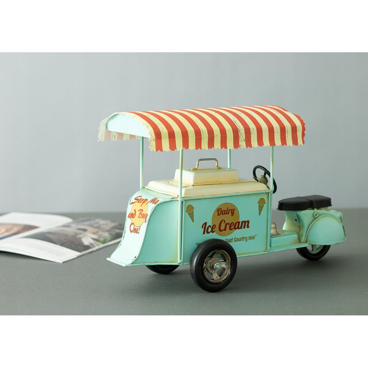 FIGURKA LODZIARKA auto z lodami RETRO
