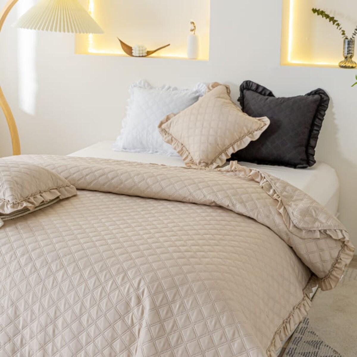 Beżowa Narzuta Pikowana z Falbanką 240 x 260 Duży XXL Koc Pled Elegancki Loft