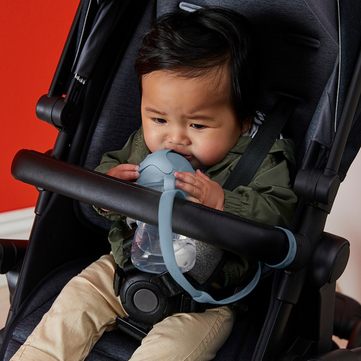 Smycz do bidonu ze słomką dla dzieci błękitna regulowana silikonowa b.box