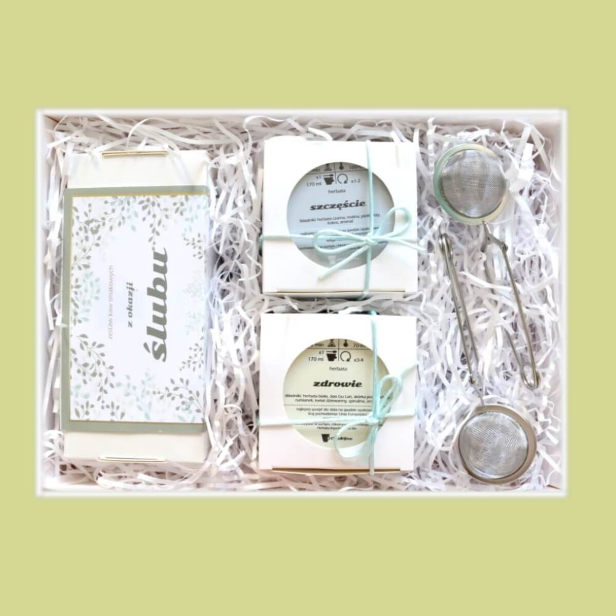 Zestaw prezentowy na ślub ŚLUBNE ŻYCZENIA. Zestaw 20 saszetek - 20x 10g z kawą mieloną o różnych smakach, herbata czarna Szczęście 120g, herbata biała Zdrowie 60g i dwa poręczne zaparzacze