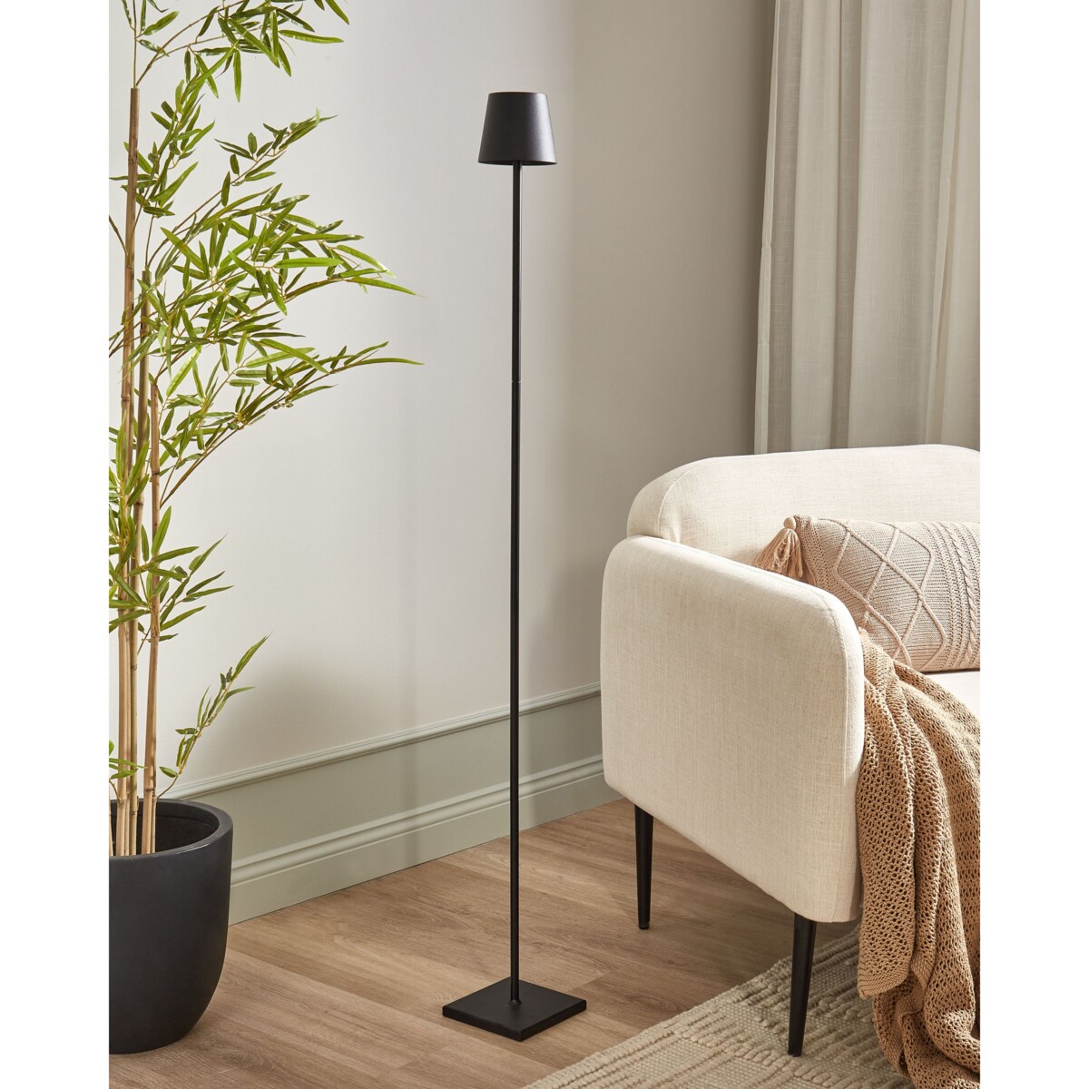 Bezprzewodowa lampa podłogowa metalowa czarna GAVARRESA