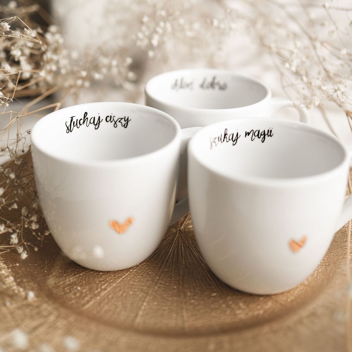 Biały kubek porcelanowy 300 ml ze złotym sercem i napisem „Słuchaj ciszy" wewnątrz - prezent na urodziny, Dzień Matki, Dzień Kobiet