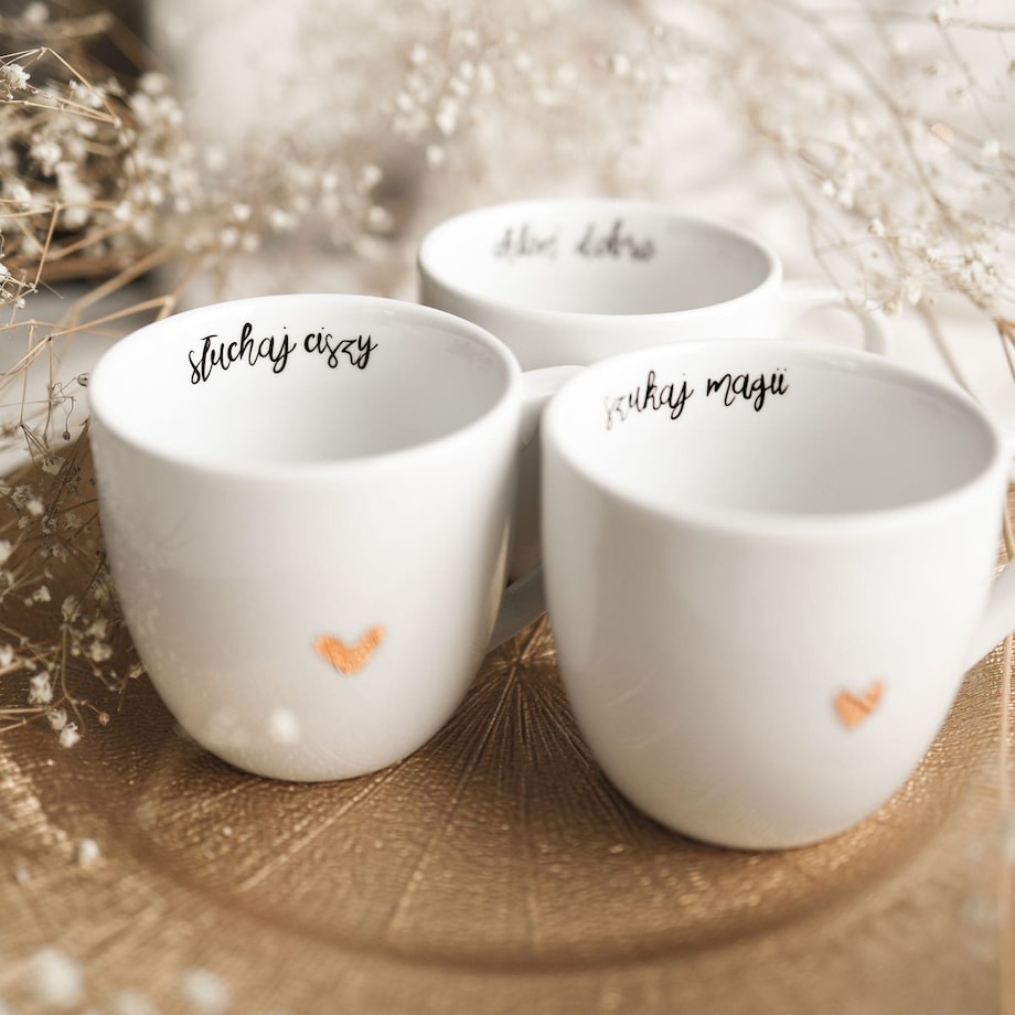 Biały kubek porcelanowy 300 ml ze złotym sercem i napisem „Słuchaj ciszy" wewnątrz - prezent na urodziny, Dzień Matki, Dzień Kobiet