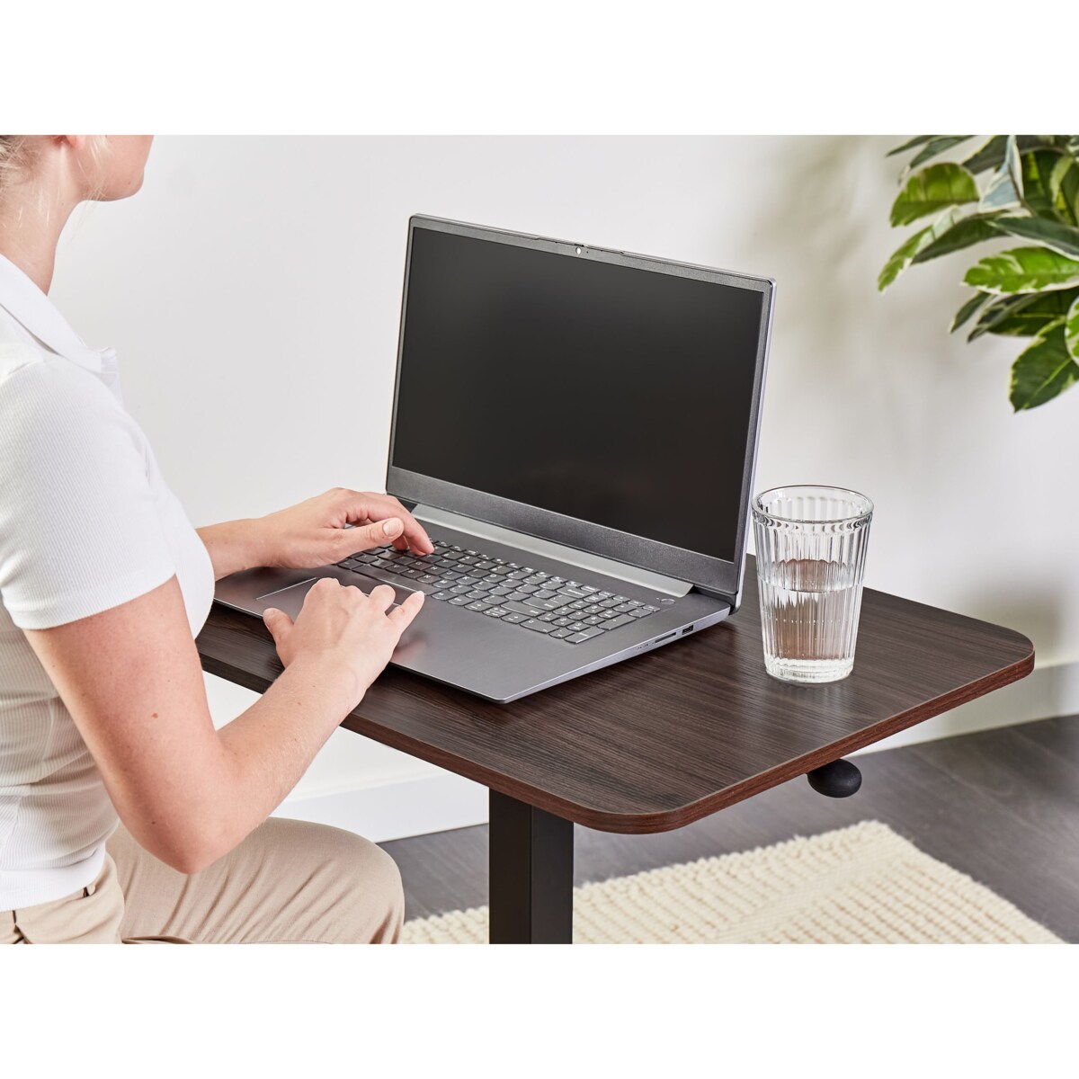 Regulowany stolik pod laptopa ACADEMIA 65 cm 48 cm z kółkami Ciemnobrązowy