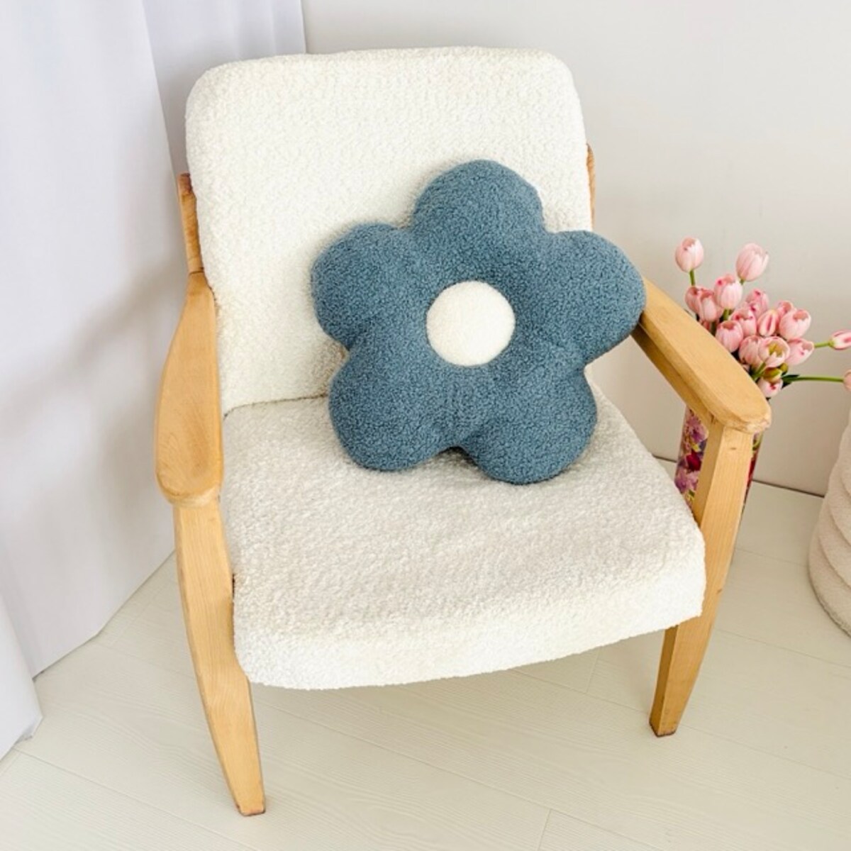 Poduszka boucle duży Kwiatek niebieski / biały