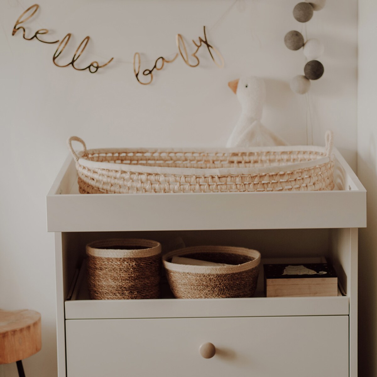 Kosz do przewijania — pleciony z grubej trawy