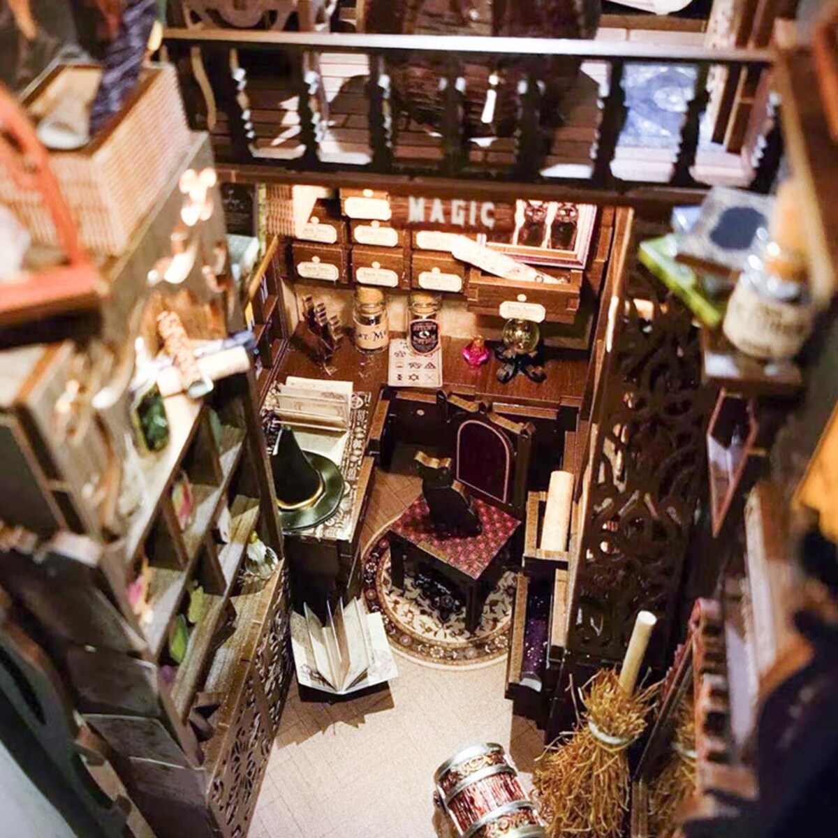 Miniaturowy domek Book Nook - Magiczna apteka - CuteBee