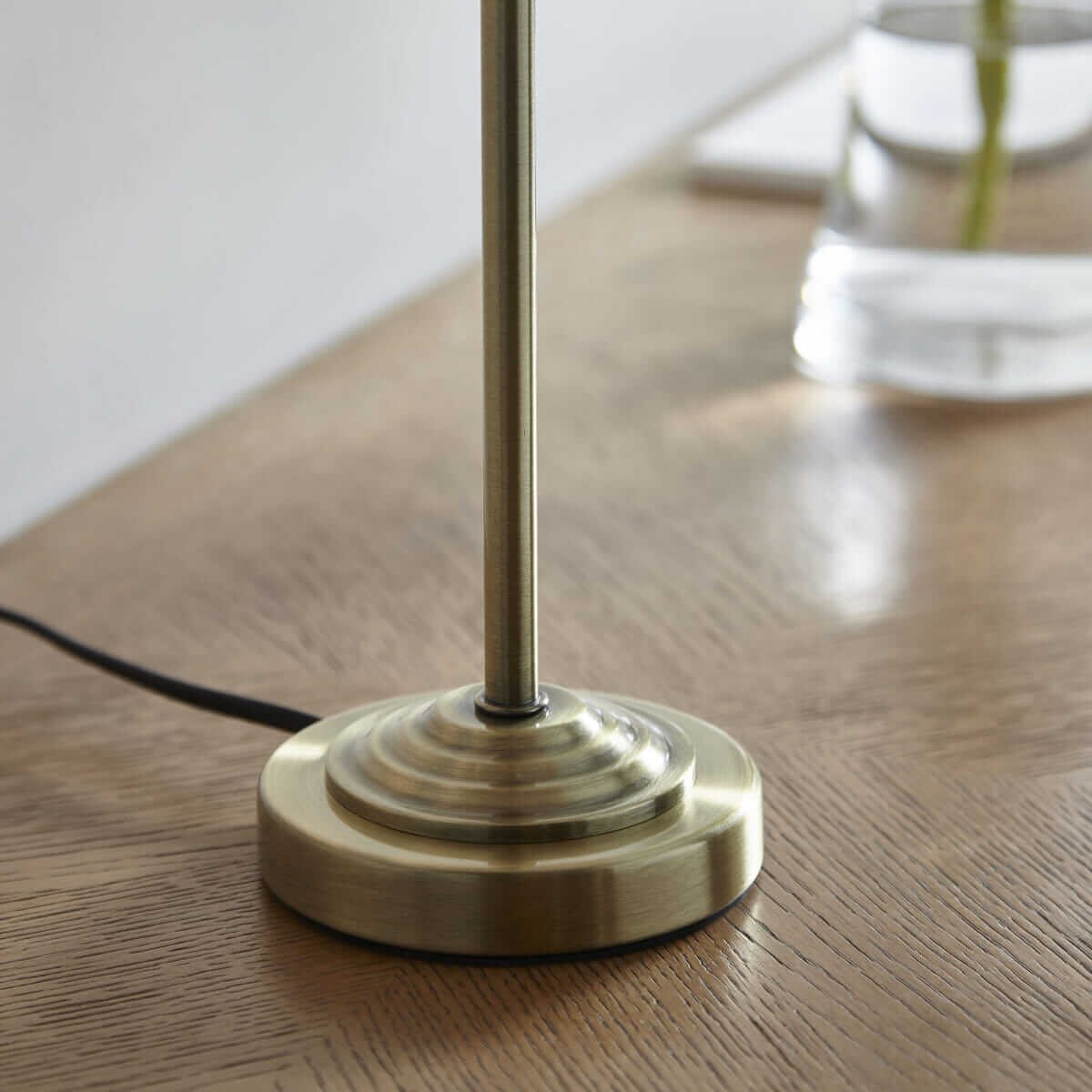 Nocna lampa stołowa Highclere 104054 Endon vintage mosiądz biały