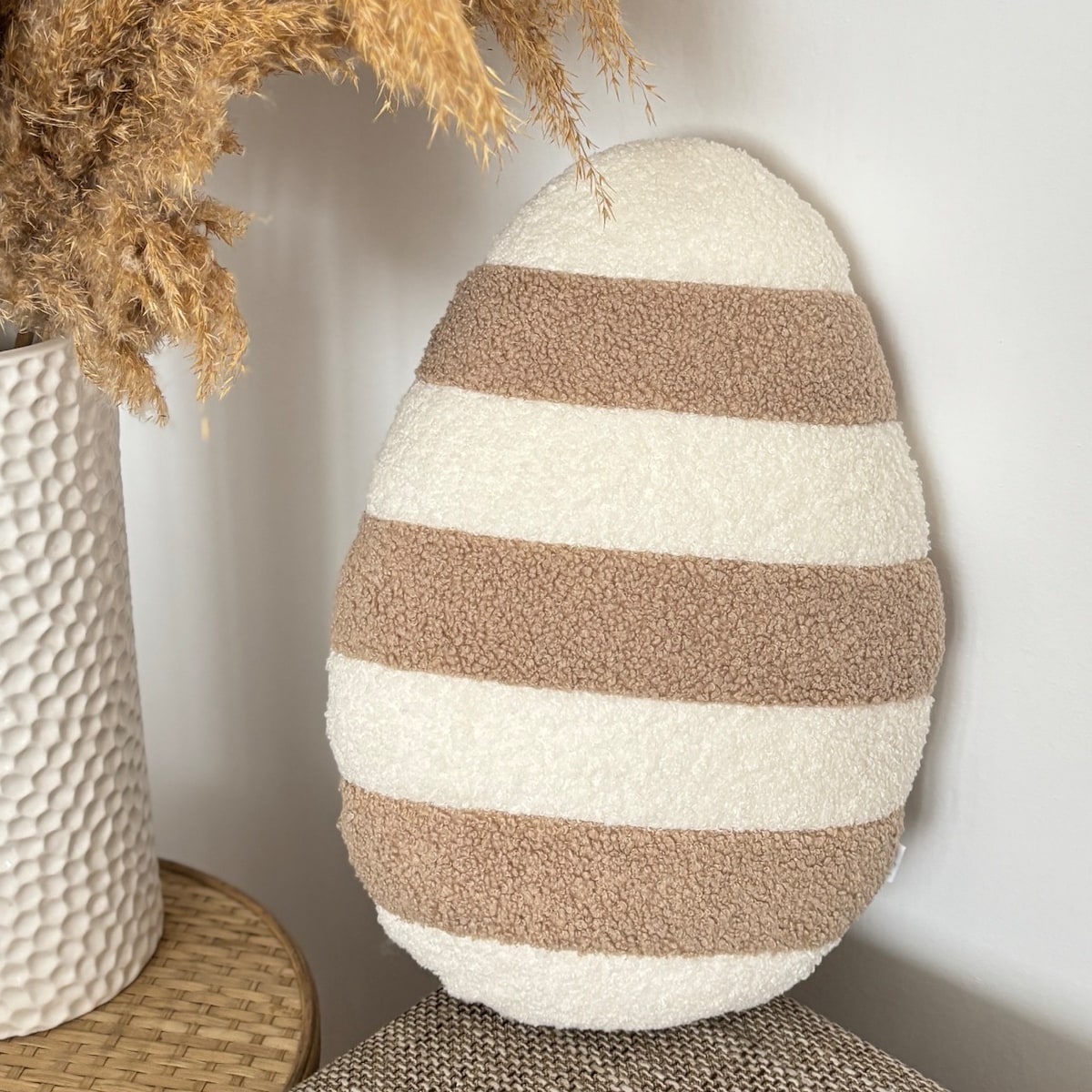 Poduszka Jajko pisanka w paski boucle ecru beżowa
